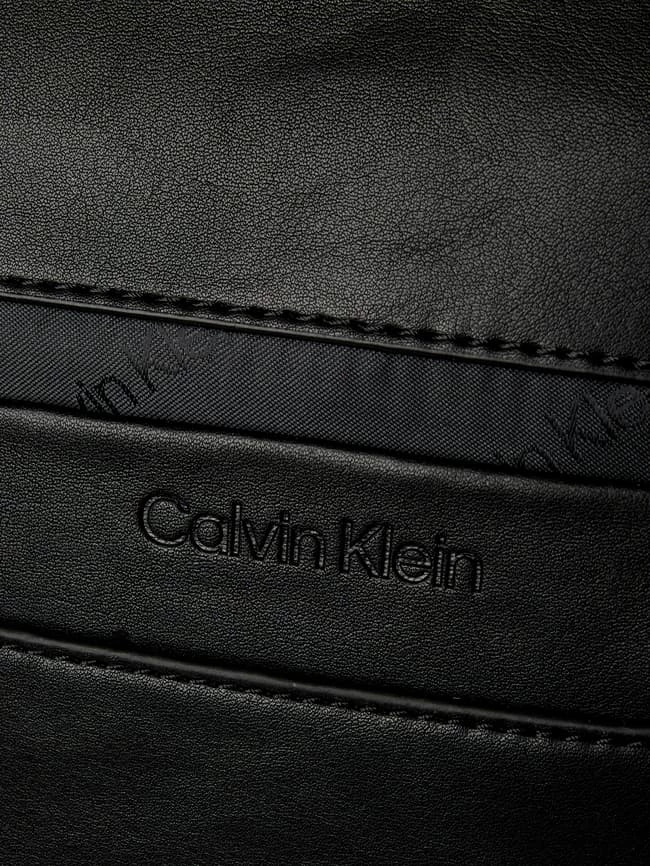CK Calvin Klein Crossbody Bag In Leder-Optik - Schwarz 4 CK Calvin Klein Crossbody Bag In Leder-Optik - Schwarz – Bild 4