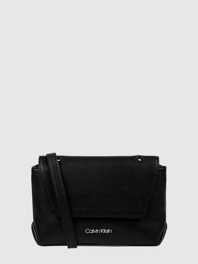 CK Calvin Klein Crossbody Bag In Leder-Optik - Schwarz 1 CK Calvin Klein Crossbody Bag In Leder-Optik - Schwarz