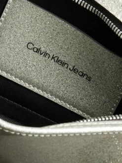 Calvin Klein Jeans Pochette Mit Glitter-Effekt - Silber -Gales-Shop 68pksj9nakpj6e2869a42kpj9kp46d2l9p5jah29ad0jegi69gs4cgi460rk8ja28sr4egq26h146g9h753m8chj6sq36chlcgrjcd1k75j3coj3cgsmachpc9ij4pj1cor38dg