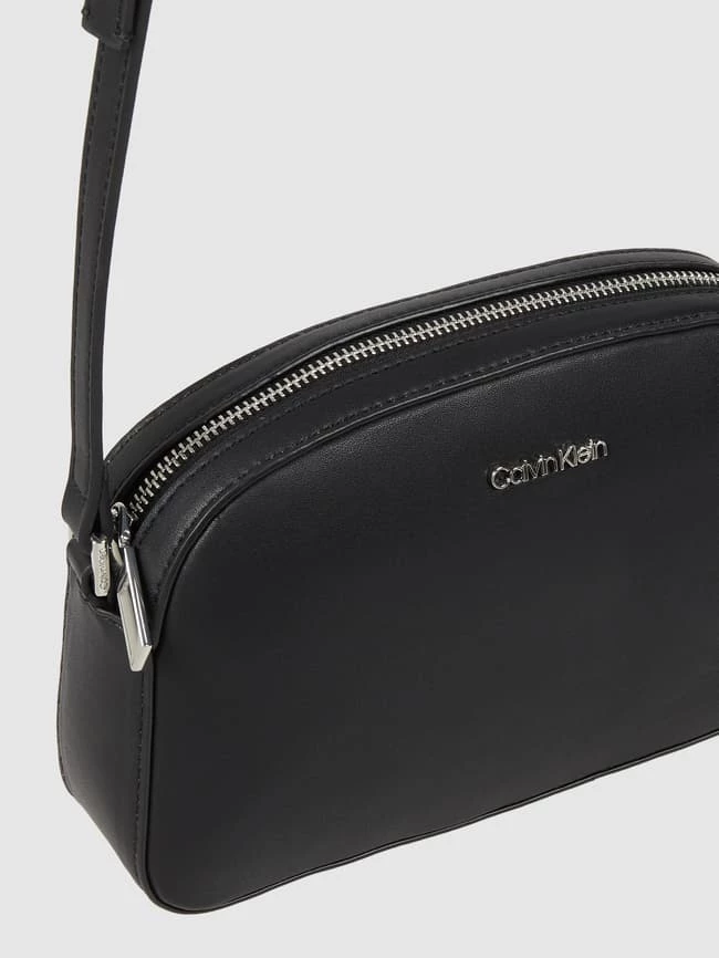 CK Calvin Klein Crossbody Bag In Leder-Optik - Schwarz 4 CK Calvin Klein Crossbody Bag In Leder-Optik - Schwarz – Bild 4