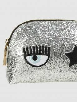 Chiara Ferragni Kosmetiktasche Mit Stickereien - Silber 7 Chiara Ferragni Kosmetiktasche Mit Stickereien - Silber -Gales-Shop 75a50e9j8p53ekqe8p1l2l216tajcdij6d9j6hqc6114gj1o759j6g9m6h73akhl6oqkgj2b64oj0gho993j2chk68smadr36ksjio9k61j68o9jc5h66dhh61j6apb36thm4oo