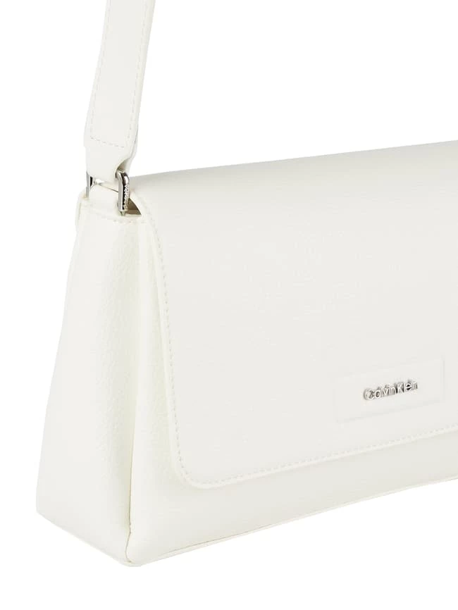 CK Calvin Klein Crossbody Bag In Leder-Optik - Weiß 3 CK Calvin Klein Crossbody Bag In Leder-Optik - Weiß – Bild 3