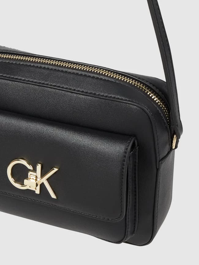 CK Calvin Klein Camera Bag In Leder-Optik - Schwarz 2 CK Calvin Klein Camera Bag In Leder-Optik - Schwarz – Bild 2