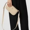Tommy Hilfiger Umhängetasche Mit Label-Applikation Modell 'ELEMENT CROSSOVER' - Beige -Gales-Shop 8gojgcam9gs5ccad9924gk29acqj4iph8t23ggq1ah244i1k8p2lcjqj65658j2h84okmj1p912kkh2m98o62ob5c9h34eb56sq3cp9kc4qjae3170r6ap1j6li34p9k70s6acg