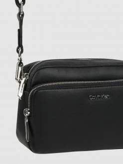 CK Calvin Klein Camera Bag In Leder-Optik - Schwarz -Gales-Shop 8t532hpma97laj2h6kp4gcq68ha4ml1h74oj2ci8a4p4ihpna94kqghg897jgl1l8924kcpoah83ck276l3j6d35cgo3cdb665ijichkc9ij4e9m70rm6dj4cko34e1l6hh6ce0