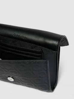 CK Calvin Klein Clutch Mit Allover-Label-Prägung - Schwarz -Gales-Shop 8t8k4l1m6cpl4dal6t632h2m6p0j4e9o6h84khih8p7kmha2a514ahhj714k8cia6takakpiags3cla39l3m4c1o69i62eb46pijac1kc4rj6ohmcko32cb668q30ob1c8rm6e0
