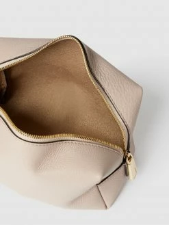 Abro Kosmetiktasche Mit Label-Print Modell 'DALI' - Sand -Gales-Shop 9d3jcead9d64mka86174aha69143gkq360s4qkqa8t852gif6op36ka18l5jgiaa8h2j8khn9d958iqlaoo66e9m6hh36db1ccs32e9k65im4eb5ckr3gdhp6csm4dhpc8q30d8