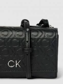 CK Calvin Klein Clutch Mit Allover-Label-Prägung - Schwarz -Gales-Shop 9gs3ai25a185al1nal0j2cqb94s52cqi9sq4qd226d4j4gih857jak1h9h830jqgap3jchi58l1k6e2f8h3map9oc5i64dhn6gqjcp1kcosj4o9gc4om2eb2coo68db66cqjcd8