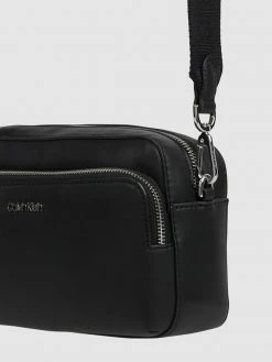 CK Calvin Klein Camera Bag In Leder-Optik - Schwarz -Gales-Shop 9t73aka19kq46iqhap6lakif6p638jic85al0jqh8563ilida543cghma5350c1p6123ijqh6t244d2e70o6cp9n68o3cd1ochj3ec9kccq3iob4c5h3ccpk6oqjgdb1c9j6co8