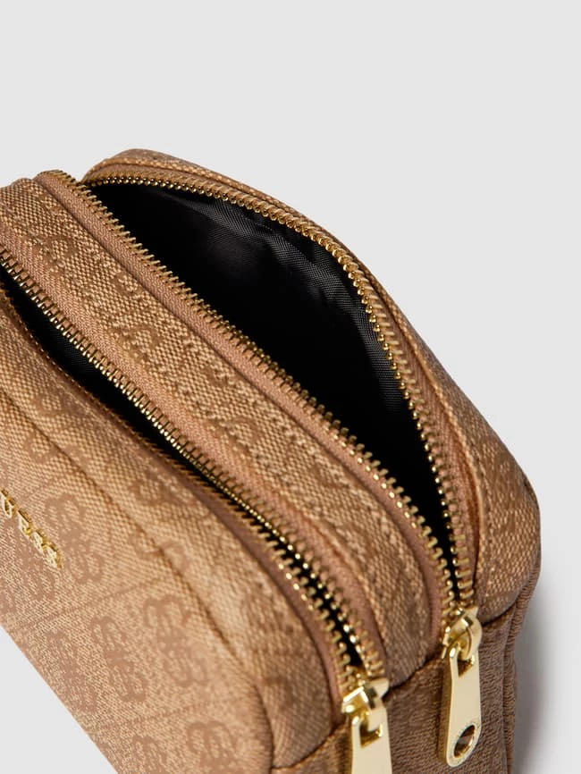 Guess Kosmetiktasche Mit Allover-Logo Modell 'DOUBLE ZIP' - Taupe 3 Guess Kosmetiktasche Mit Allover-Logo Modell 'DOUBLE ZIP' - Taupe – Bild 3