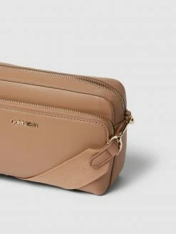 CK Calvin Klein Umhängetasche Mit Label-Applikation - Beige -Gales-Shop ah430c1na96lcghn6914mgaeacplaji3914jigq375a5cjim60rk8l9oa1142jpiacs52ji5a92kac2a90o62pb274q66c1m74q64phk68p38o9l6soj6eb474o66eb16ko62e8