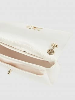 CK Calvin Klein Crossbody Bag Mit Variablem Schulterriemen - Ecru 11 CK Calvin Klein Crossbody Bag Mit Variablem Schulterriemen - Ecru -Gales-Shop al64cj1h8gs36l238gq46j1oa94kklib9t8koc9g6d7l4ipl8sp52hi48l0l4ha899930lhhap8kuki8993m6cr46cq36pb16hj38ohk64sjao9mc8r3co9nchhjidr4cdimaoo